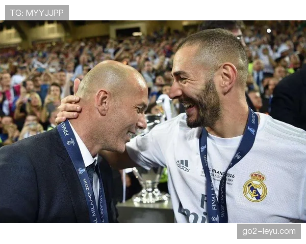 本泽马精准射门建功,助球队强势晋级决赛表现抢眼 本泽马精准射门建功,助球队强势晋级决赛表现抢眼