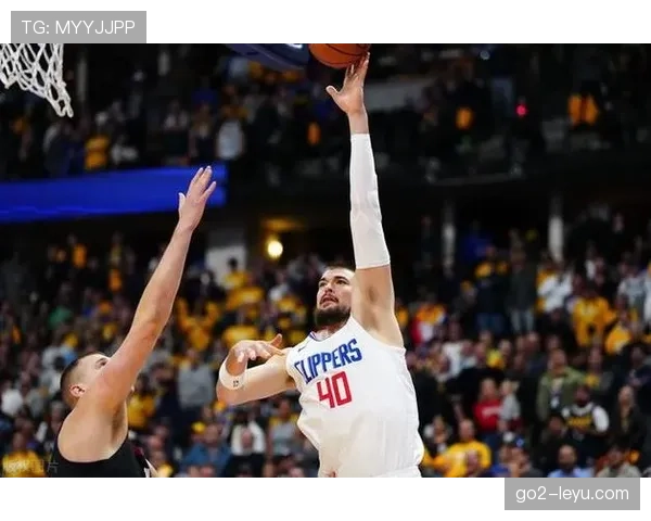 南安普顿锋线火力全开，状态回暖引球迷期待