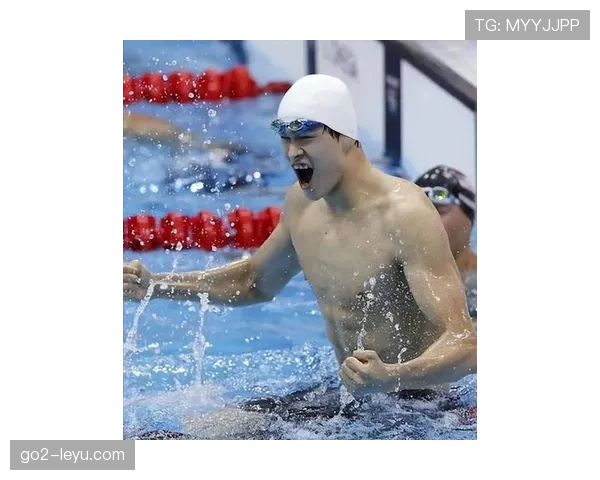 孙杨戴着豪表健身室偷偷开播？这画风像明星过家家吧！